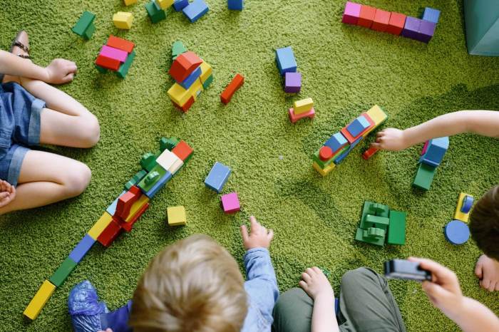 Perkembangan anak melalui mainan