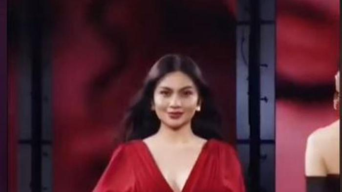 4 Foto Seksi Ariel Tatum yang Sempat Jadi Sorotan - Halaman 2 Gaya Ariel Tatum Kondangan Bareng Pacar & Camer, Kompak Berbusana Hitam