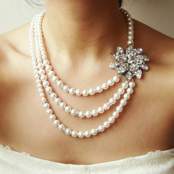 Royal jewels earrings Perhiasan pernikahan